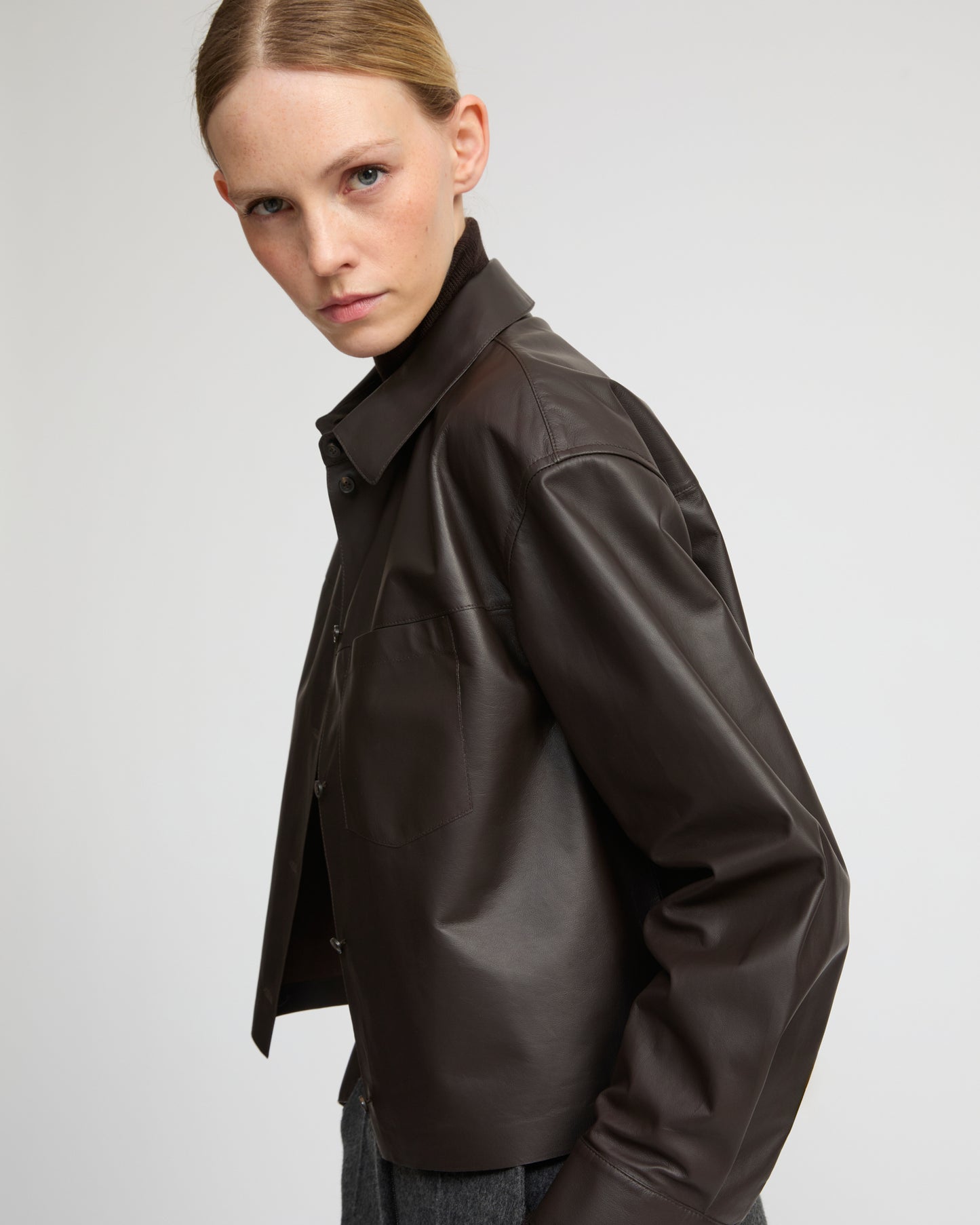 Chemise croppée en cuir d'agneau fin