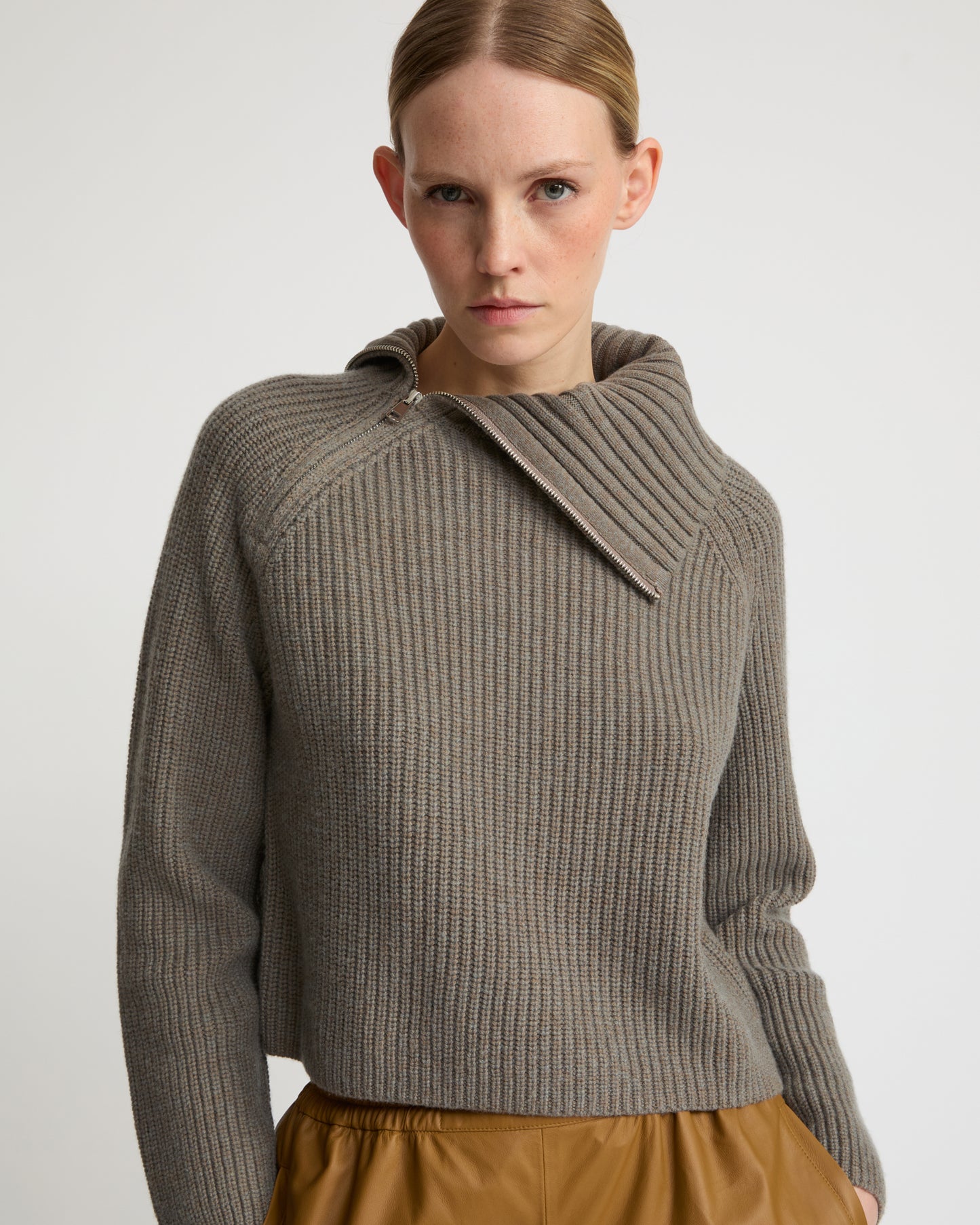 Cropped knitted jumper