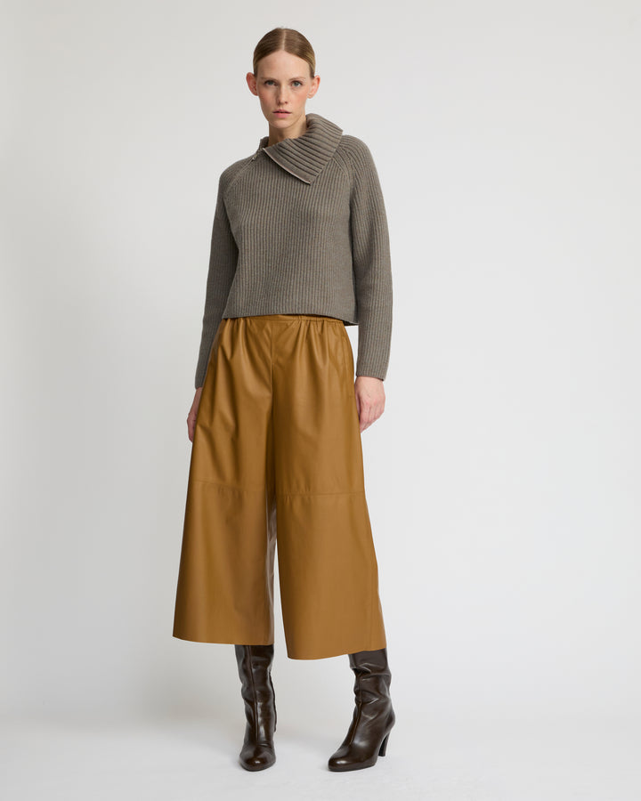 Cropped knitted jumper