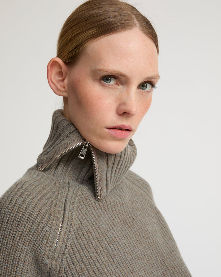 Cropped knitted jumper