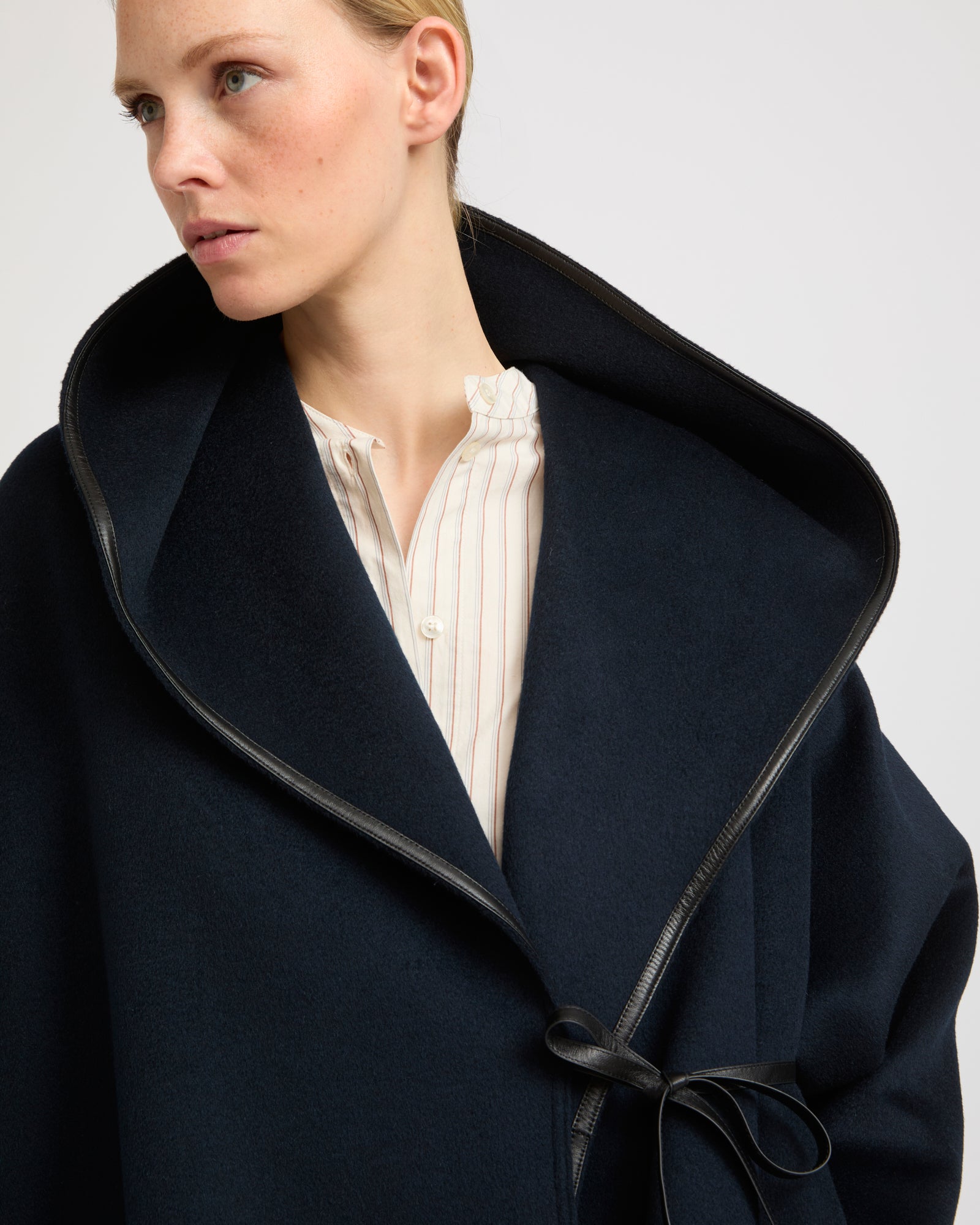 Manteau court oversize en lainage cachemire double face -Yves salomon - Nouvelle collection Printemps Été