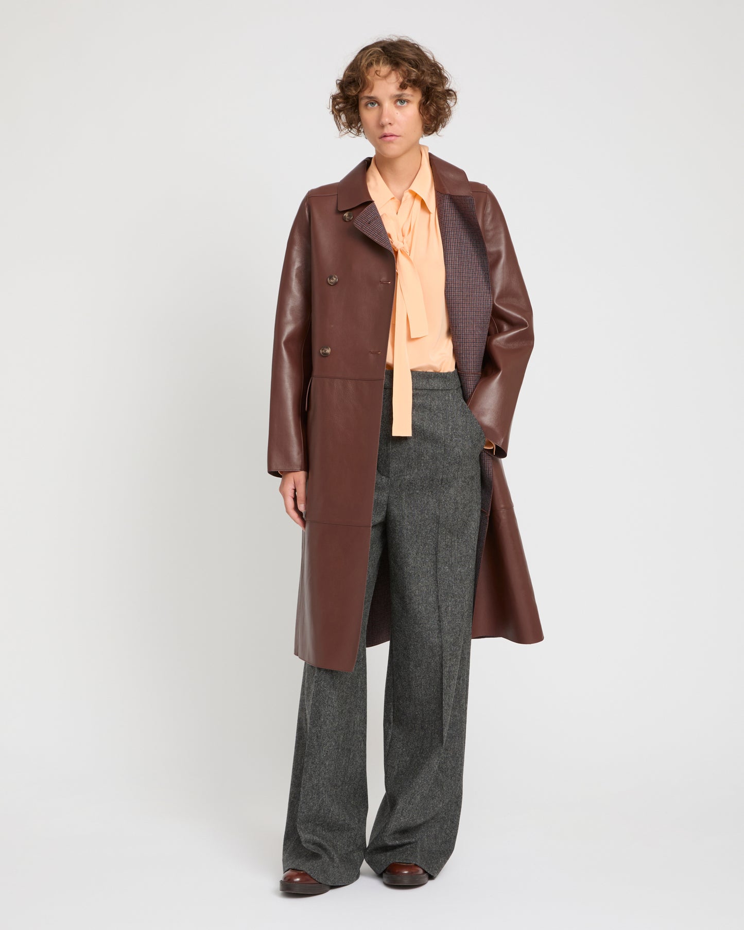 Manteau long en cuir d'agneau doublé tissu motif pied-de-poule