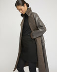 Manteau long en cuir d'agneau doublé tissu motif pied-de-poule