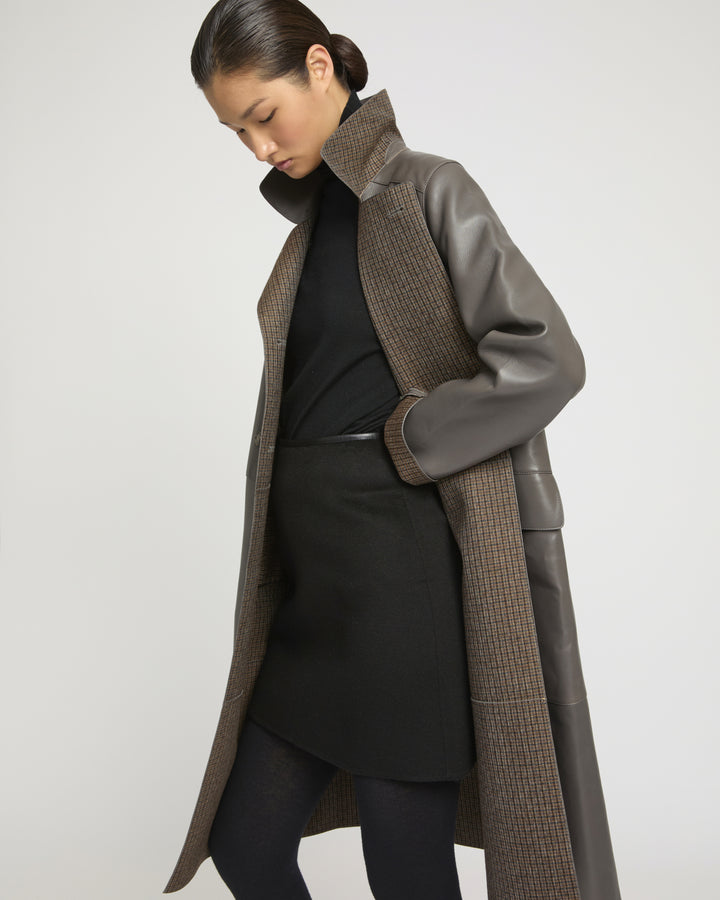 Manteau long en cuir d'agneau doublé tissu motif pied-de-poule