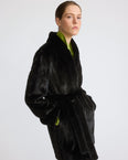 Manteau court ceinturé en fourrure de vison long poil allongé
