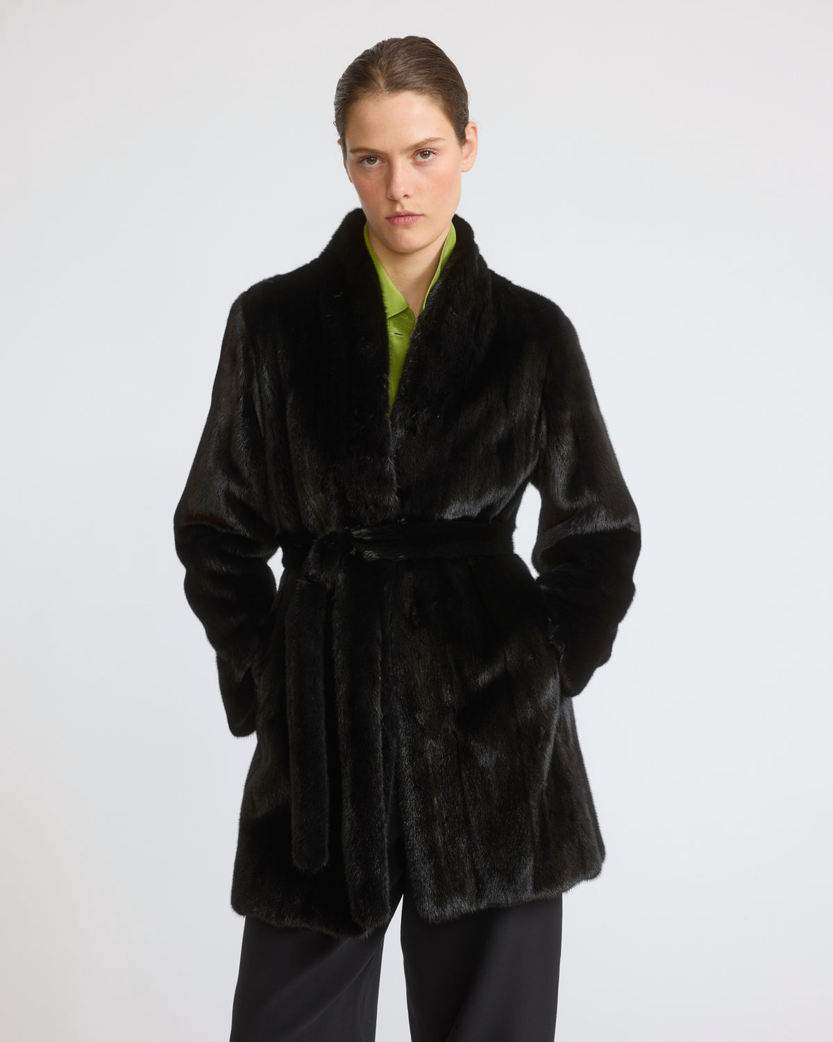 Manteau court ceinturé en fourrure de vison long poil allongé - Yves Salomon - Nouvelle collection Automne Hiver