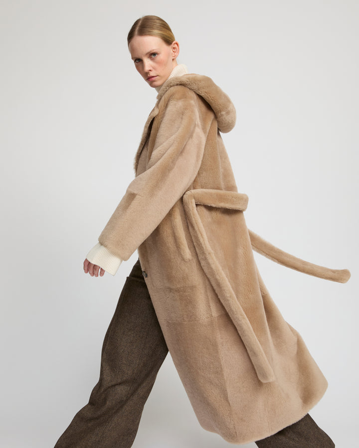 Manteau long à capuche en peau lainée d'agneau -Yves Salomon
