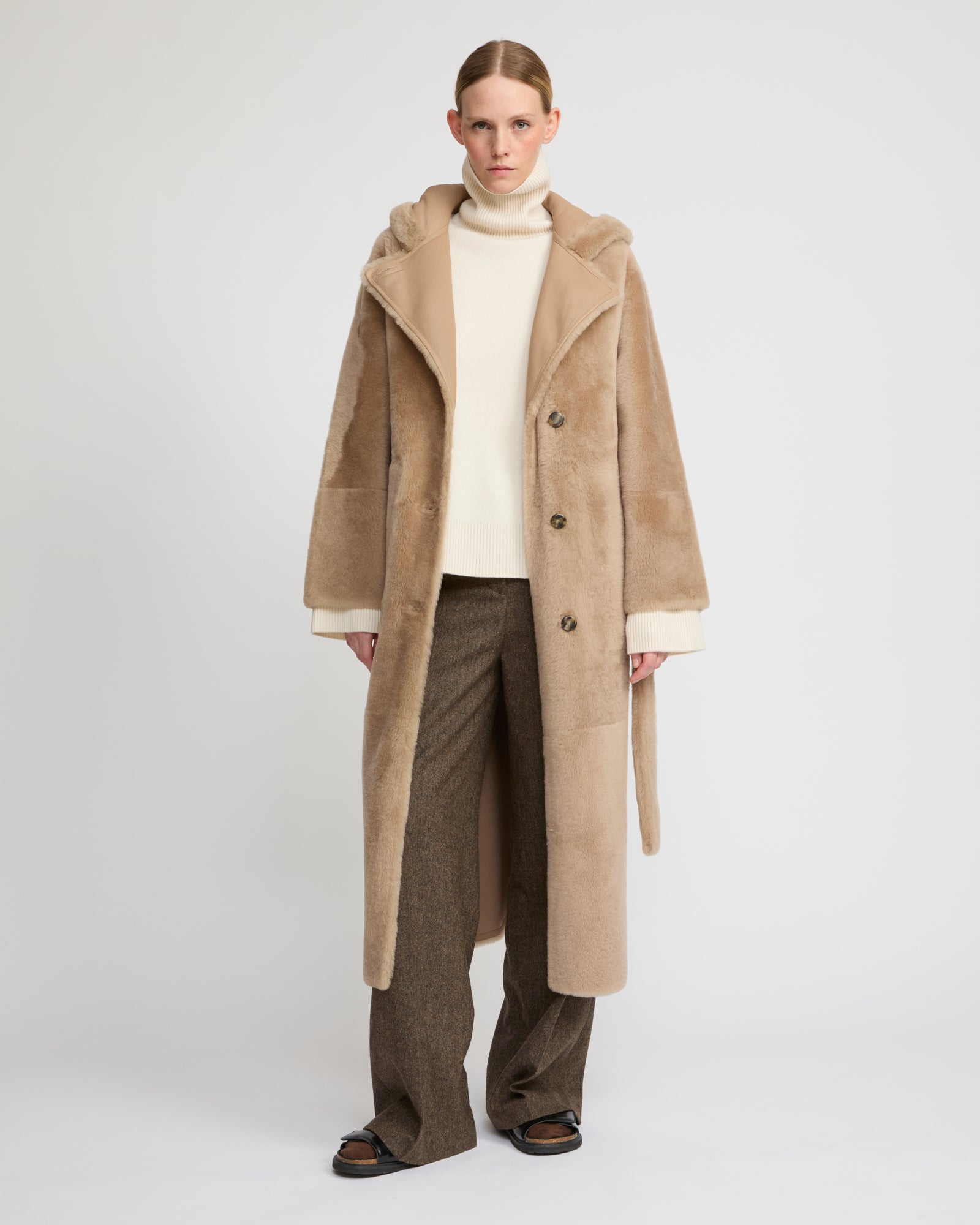 Manteau long à capuche en peau lainée d'agneau -Yves Salomon