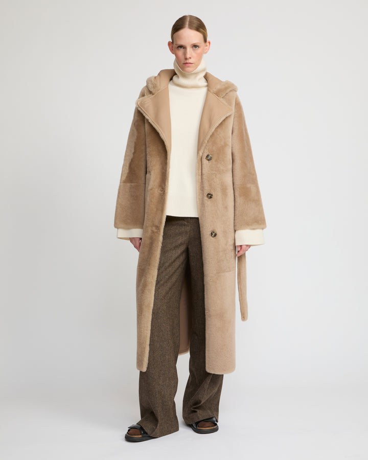 Manteau long à capuche en peau lainée d'agneau -Yves Salomon