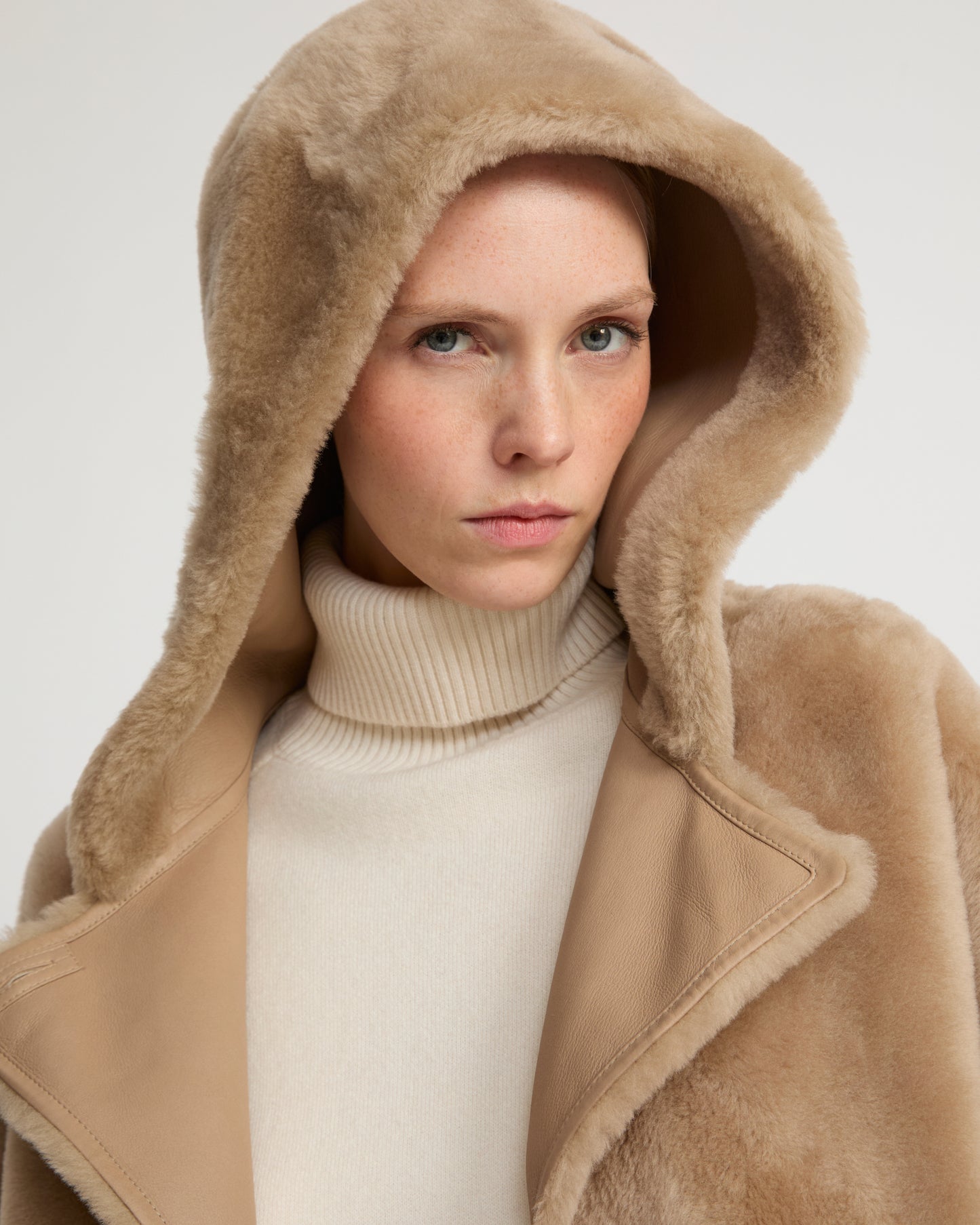 Manteau long à capuche en peau lainée d'agneau -Yves Salomon