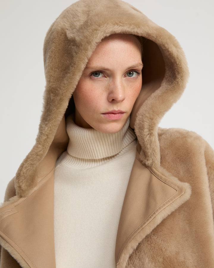 Manteau long à capuche en peau lainée d'agneau -Yves Salomon