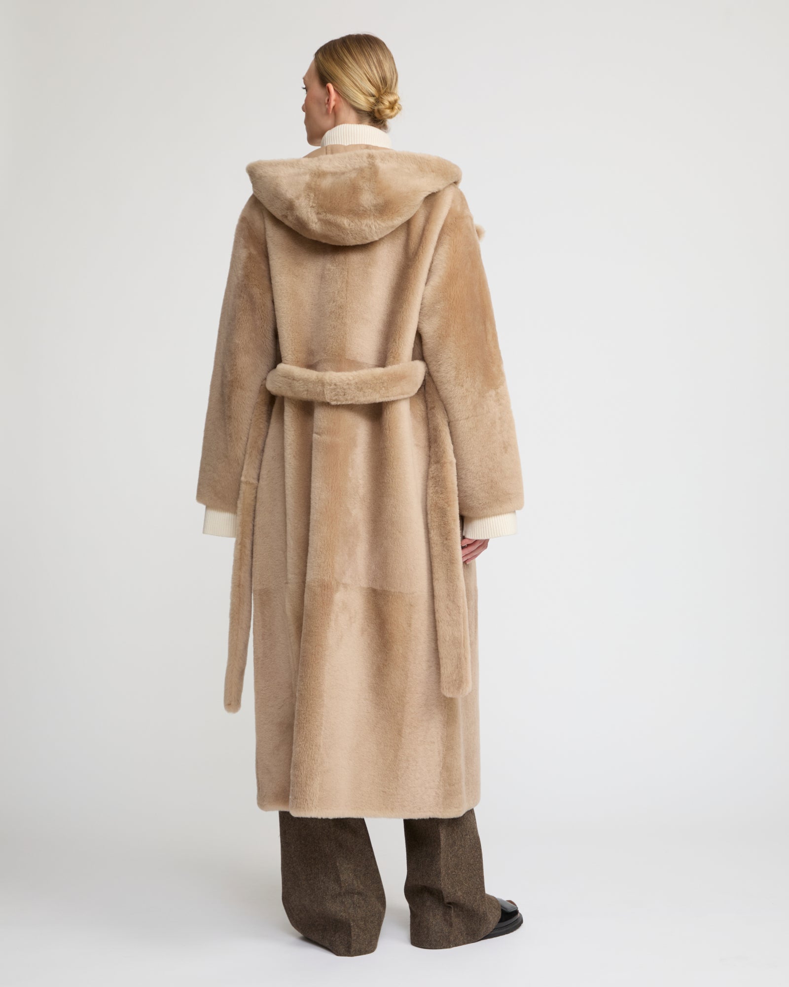 Manteau long à capuche en peau lainée d'agneau -Yves Salomon