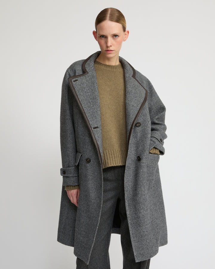 Long coat in wool with leather details