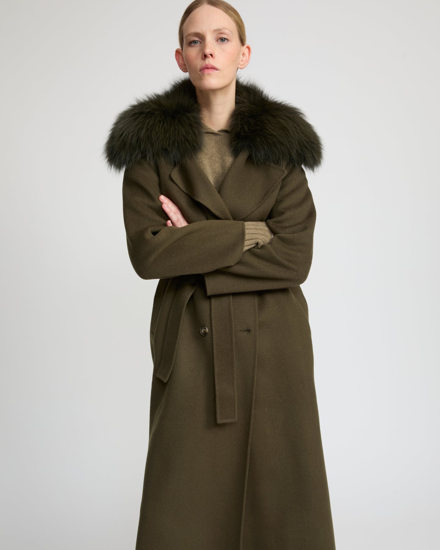 Belted coat in cashmere wool with fox fur collar