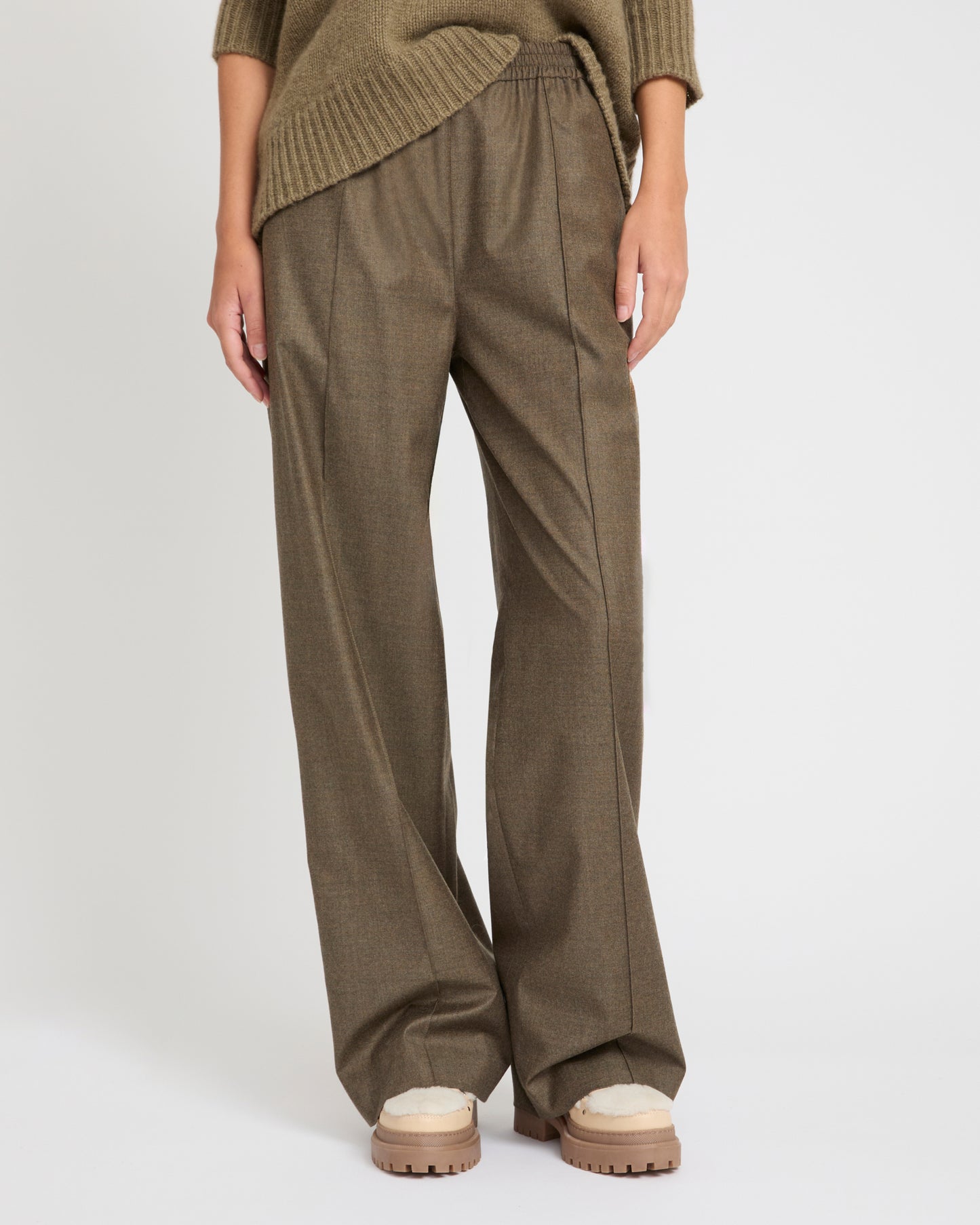Loose fit trousers with elasticated waistband in flannel fabric