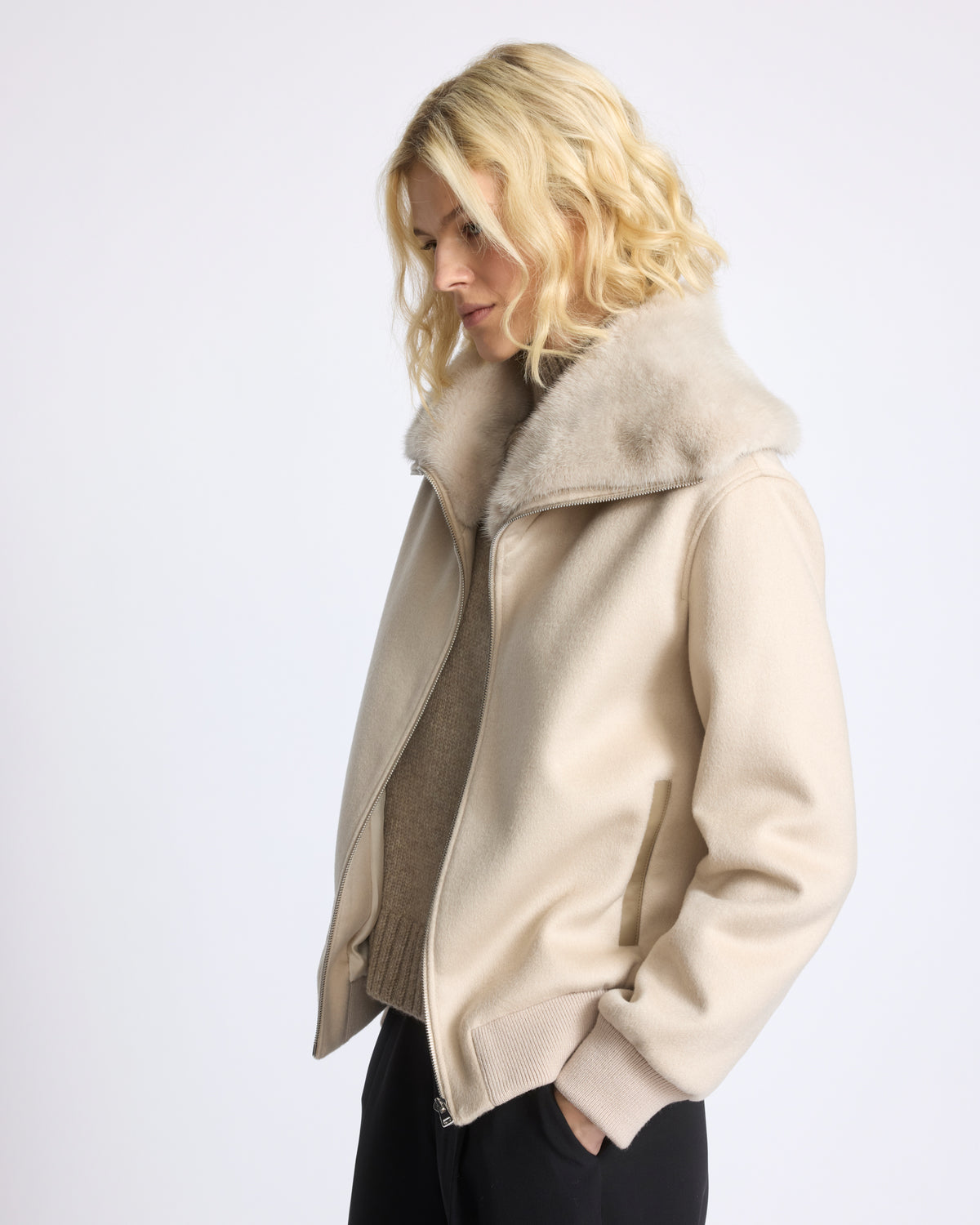 Blouson court en lainage cachemire et col amovible en fourrure de vison - Yves Salomon - Nouvelle collection Automne Hiver