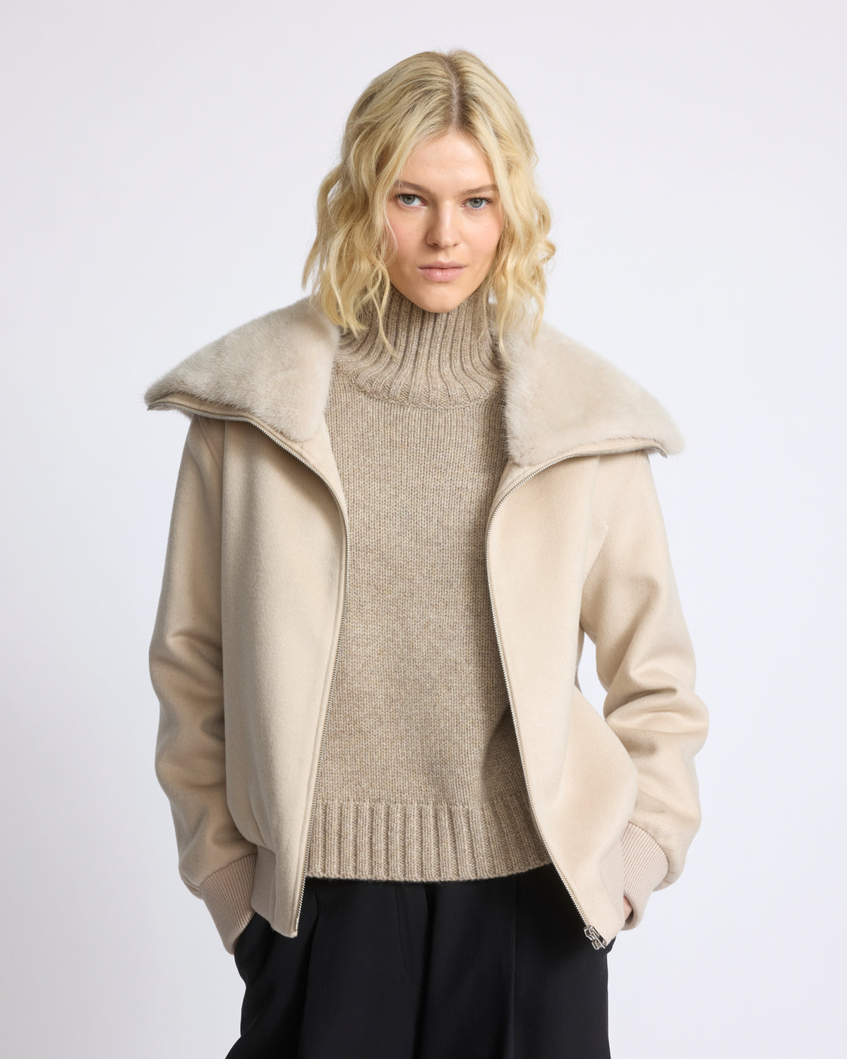 Blouson court en lainage cachemire et col amovible en fourrure de vison - Yves Salomon - Nouvelle collection Automne Hiver