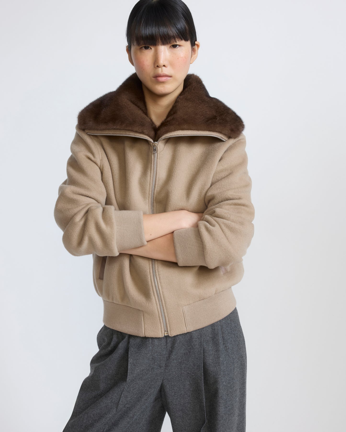 Blouson court en lainage cachemire et col amovible en fourrure de vison