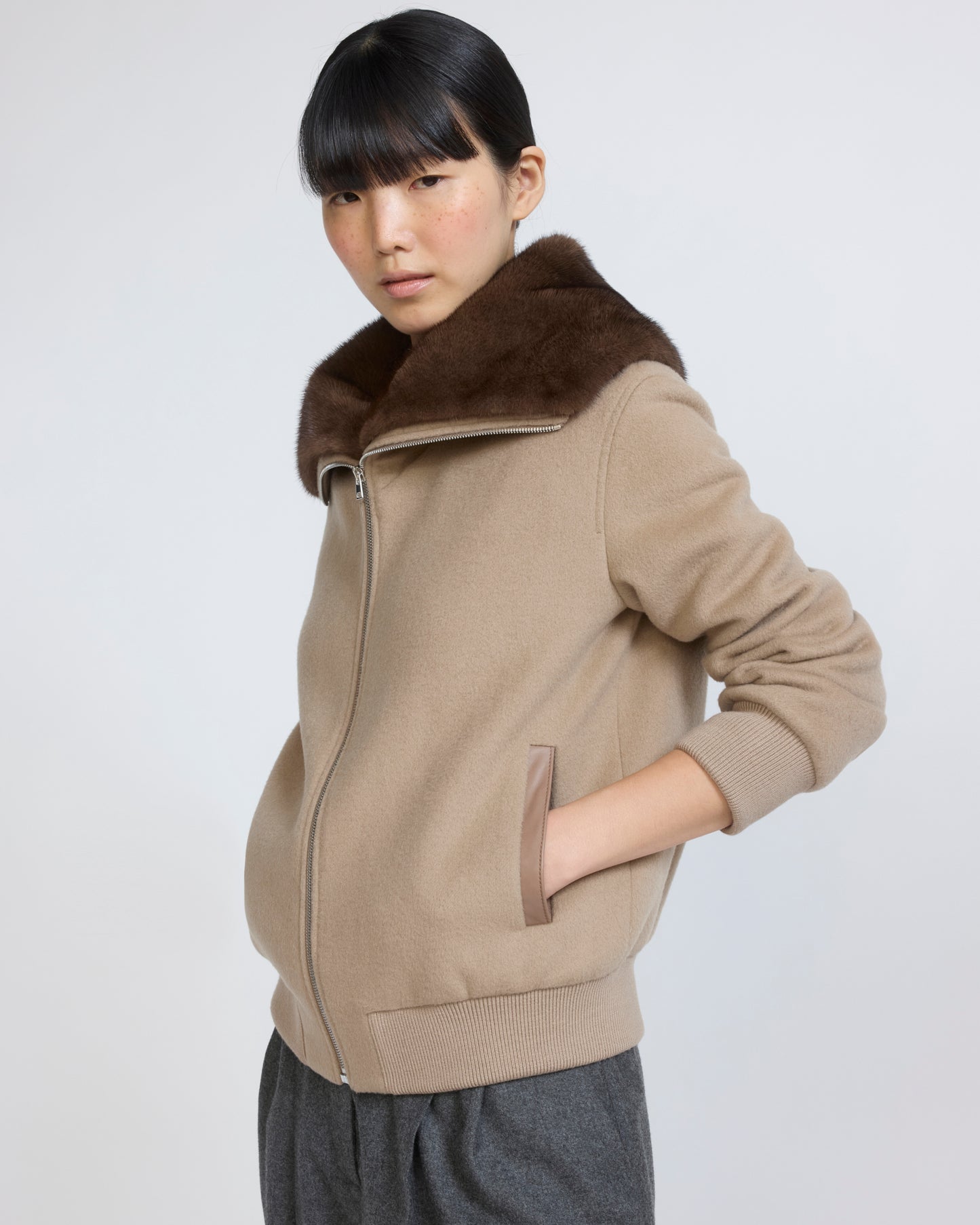 Blouson court en lainage cachemire et col amovible en fourrure de vison