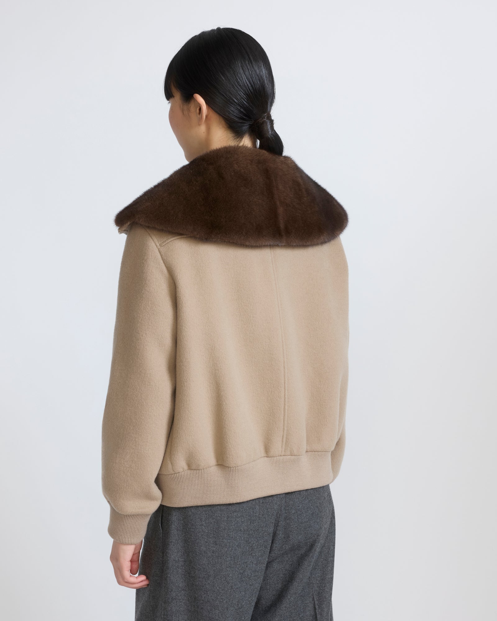 Blouson court en lainage cachemire et col amovible en fourrure de vison