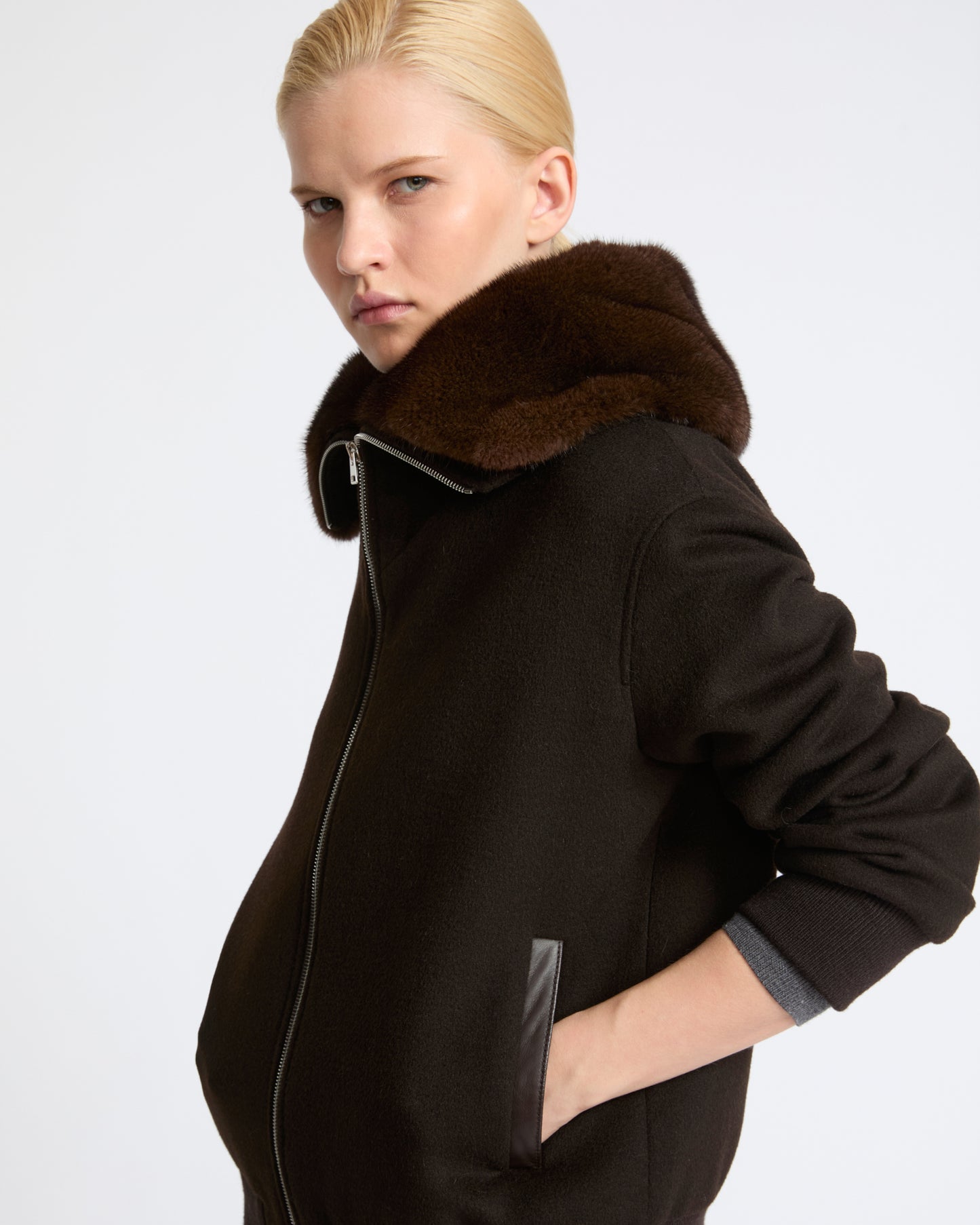 Blouson court en lainage cachemire et col amovible en fourrure de vison- Yves Salomon - Nouvelle collection Automne Hiver