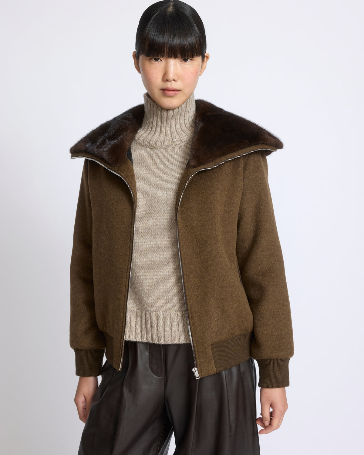 Blouson court en lainage cachemire et col amovible en fourrure de vison - Yves Salomon - Nouvelle collection Automne Hiver