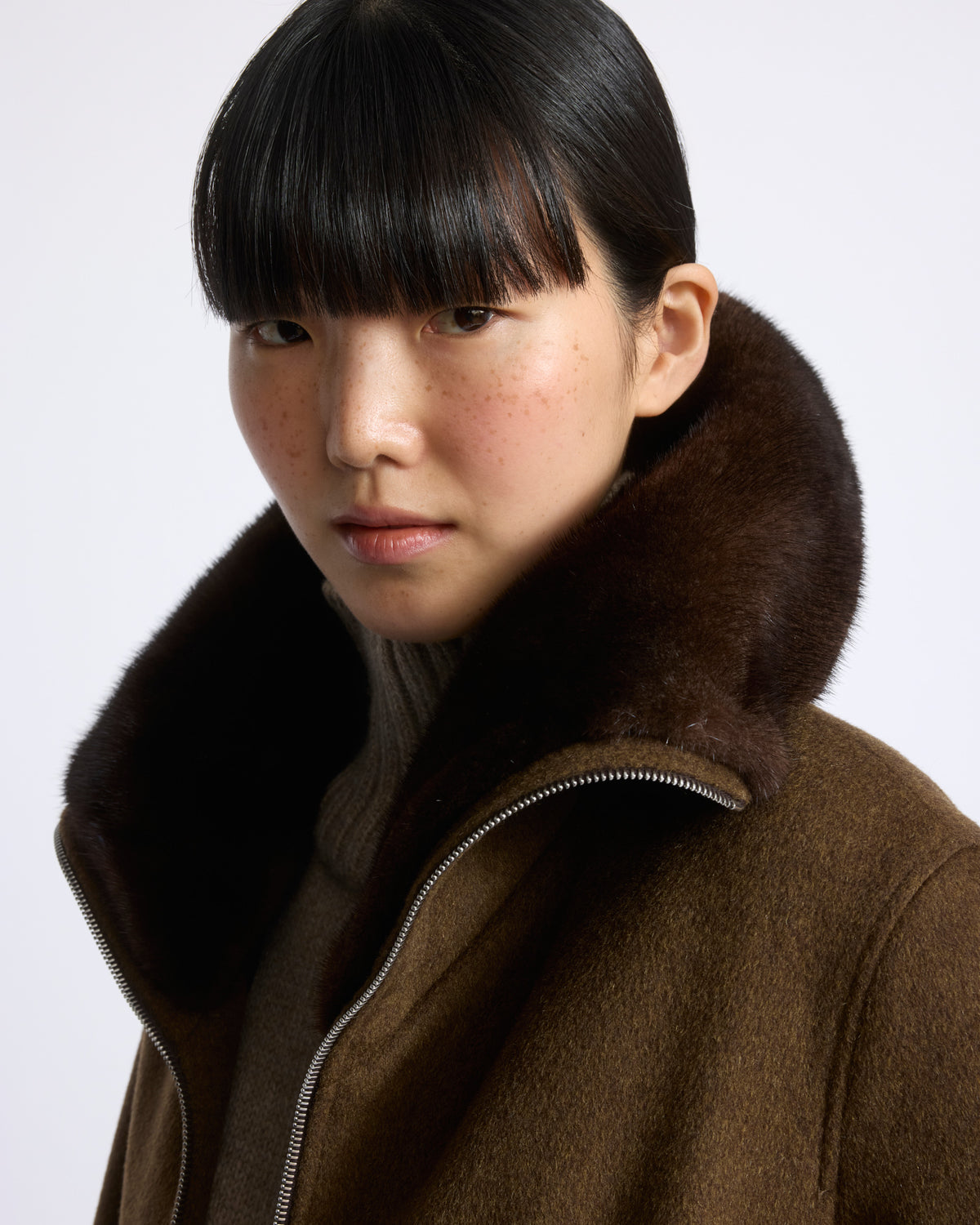 Blouson court en lainage cachemire et col amovible en fourrure de vison - Yves Salomon - Nouvelle collection Automne Hiver