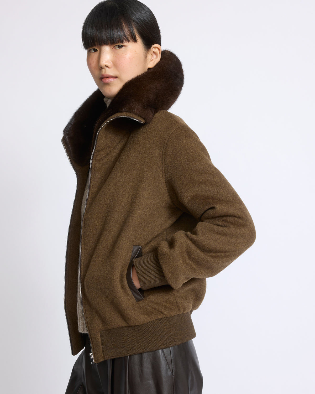 Blouson court en lainage cachemire et col amovible en fourrure de vison - Yves Salomon - Nouvelle collection Automne Hiver