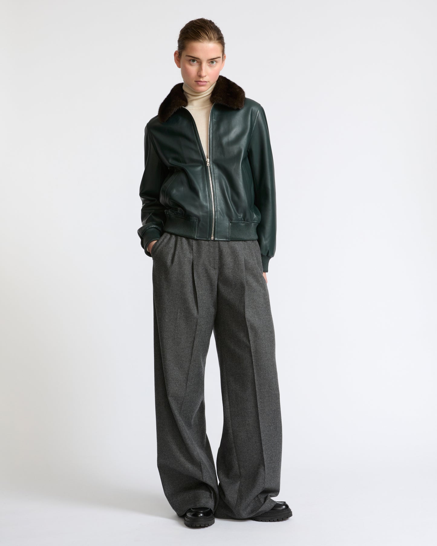 Veste bomber en cuir d'agneau avec col amovible en fourrure de vison- Yves Salomon - Nouvelle collection Automne Hiver