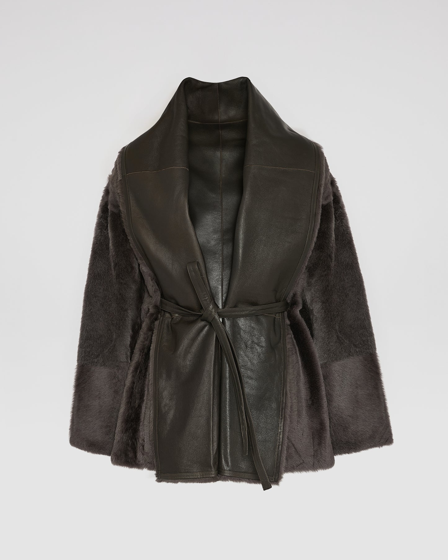 Veste longue drapée en peau lainée d'agneau -Yves Salomon