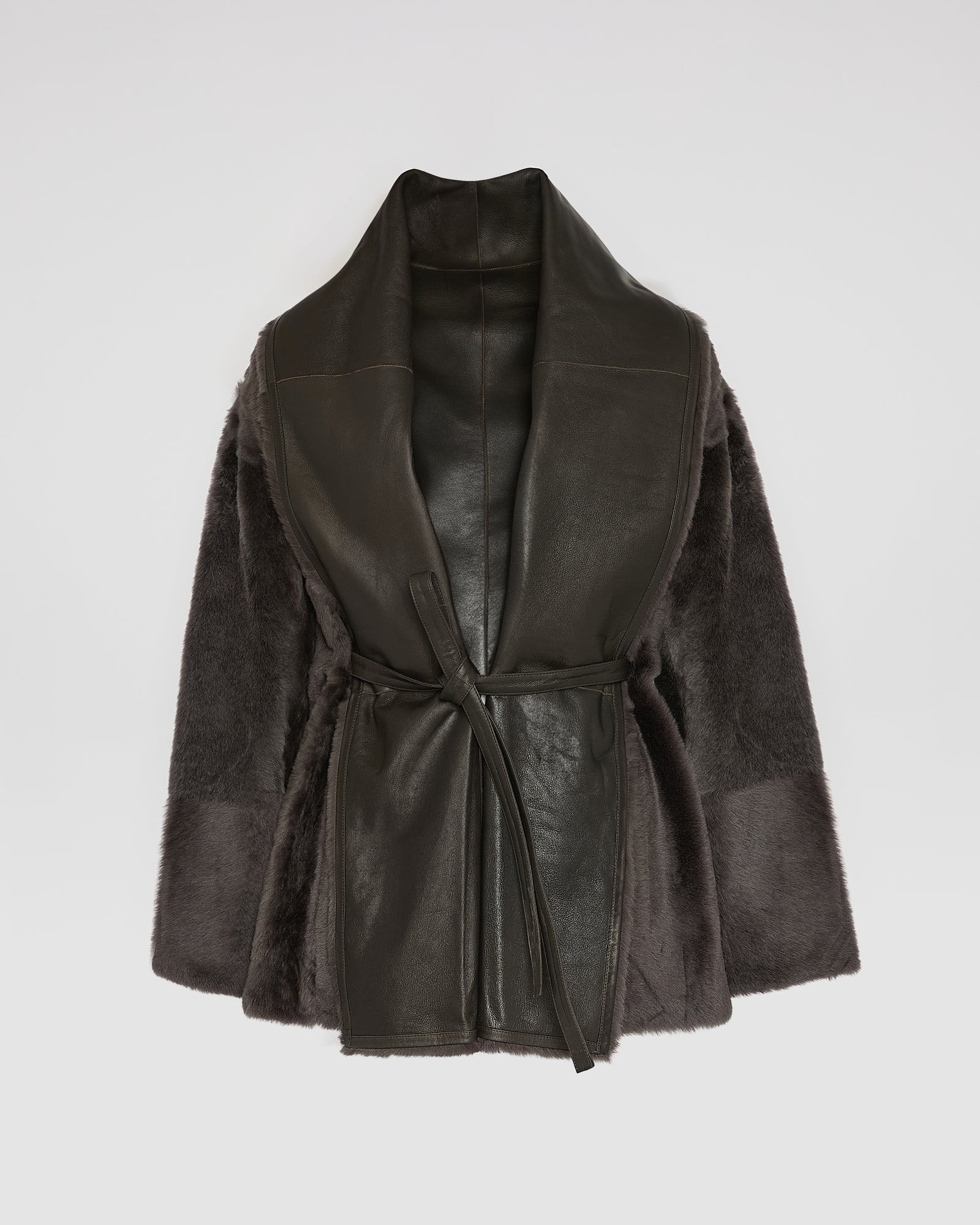 Veste longue drapée en peau lainée d'agneau -Yves Salomon