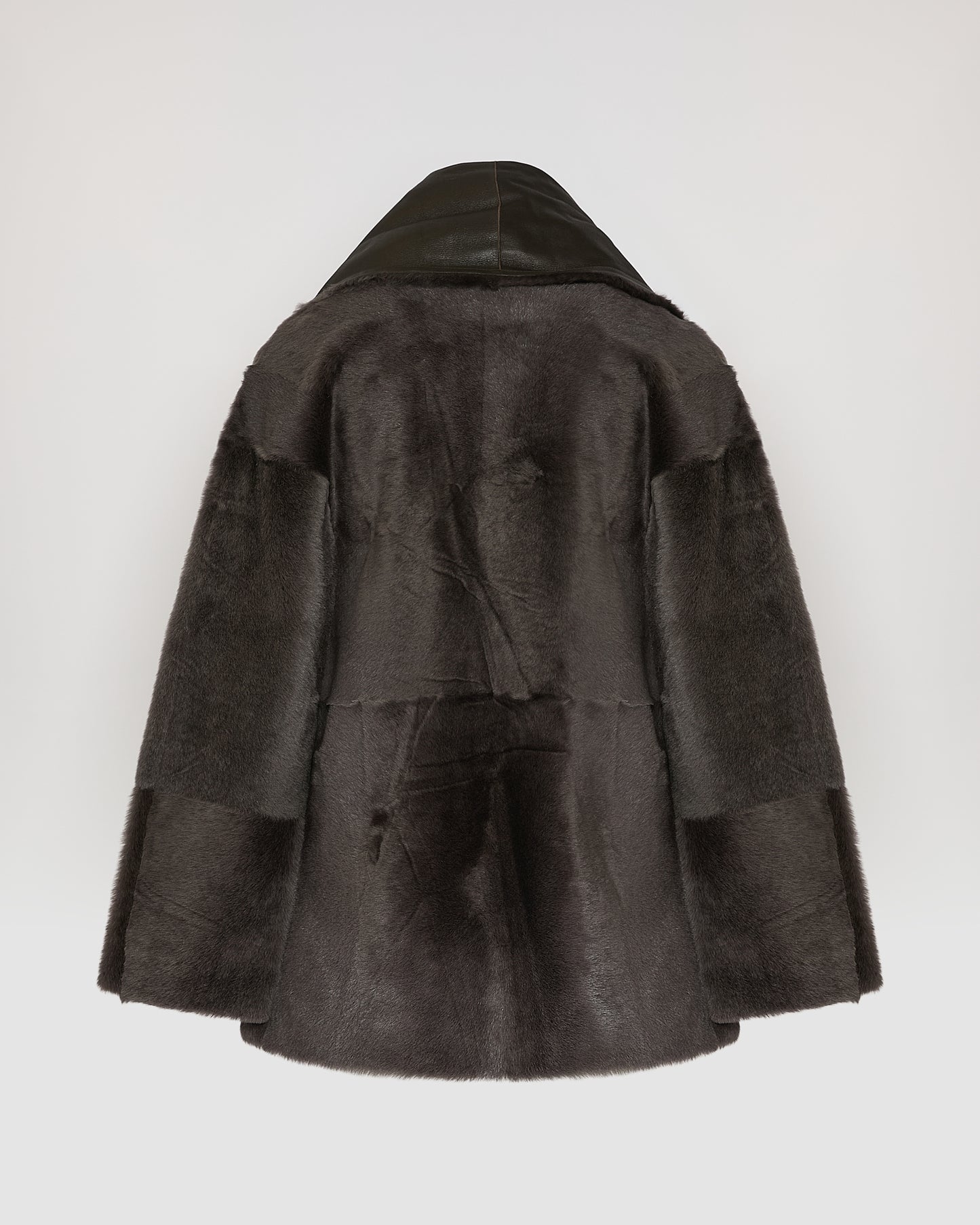 Veste longue drapée en peau lainée d'agneau -Yves Salomon