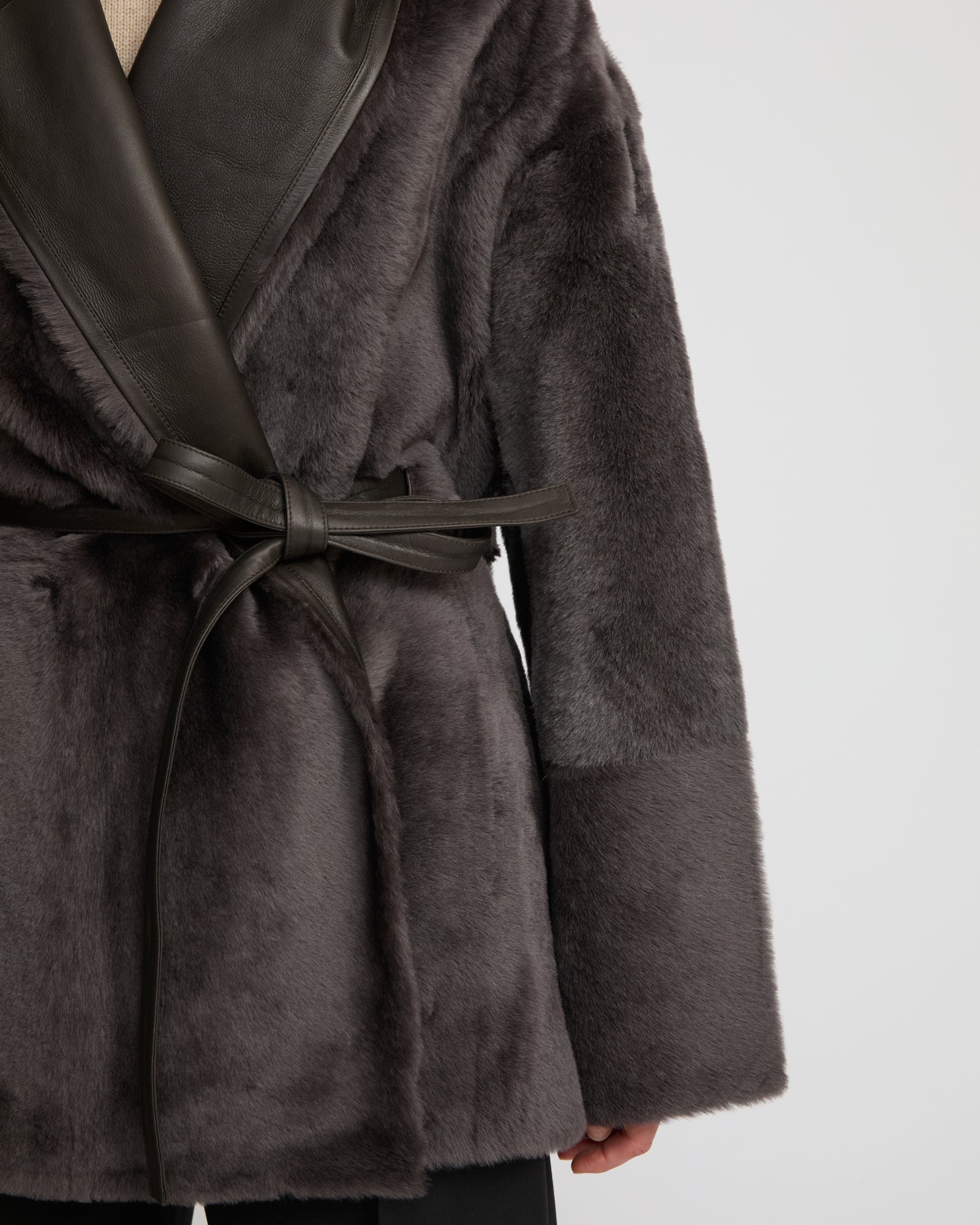 Veste longue drapée en peau lainée d'agneau -Yves Salomon