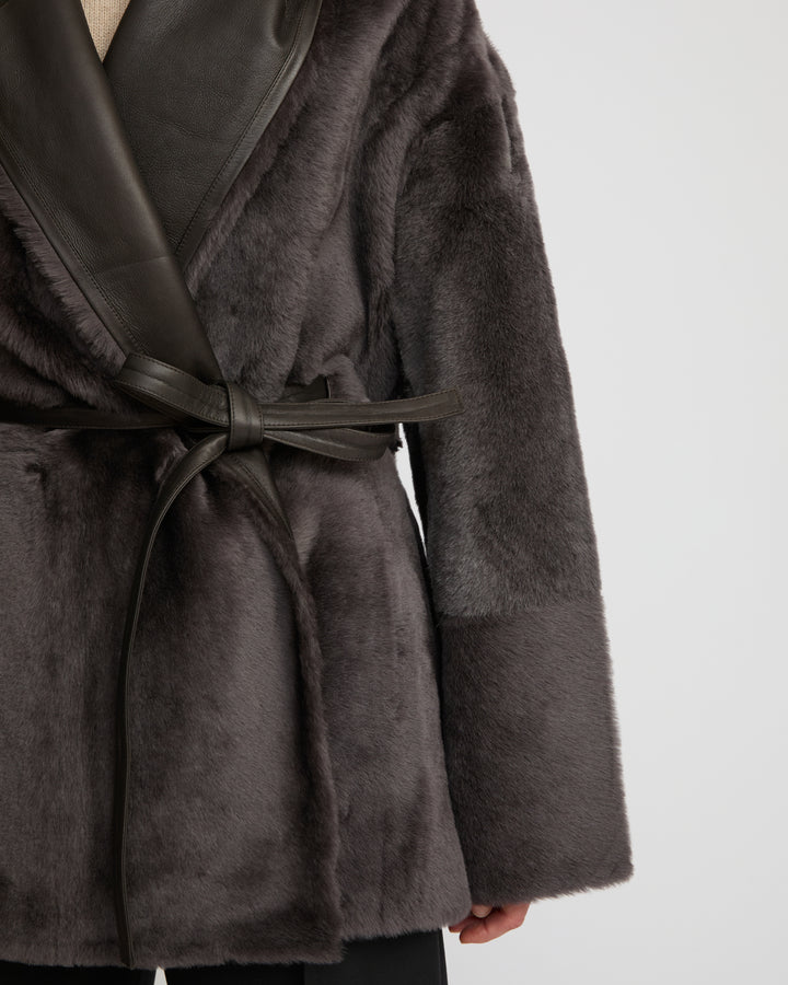 Veste longue drapée en peau lainée d'agneau -Yves Salomon