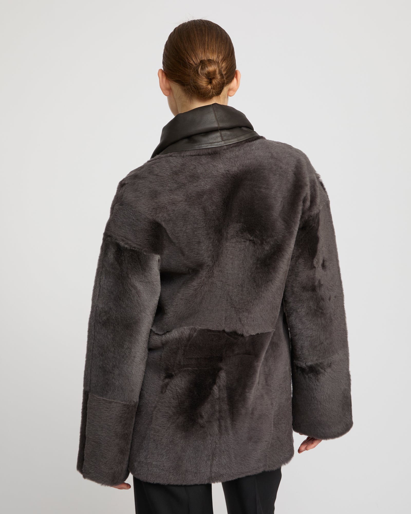 Veste longue drapée en peau lainée d'agneau -Yves Salomon