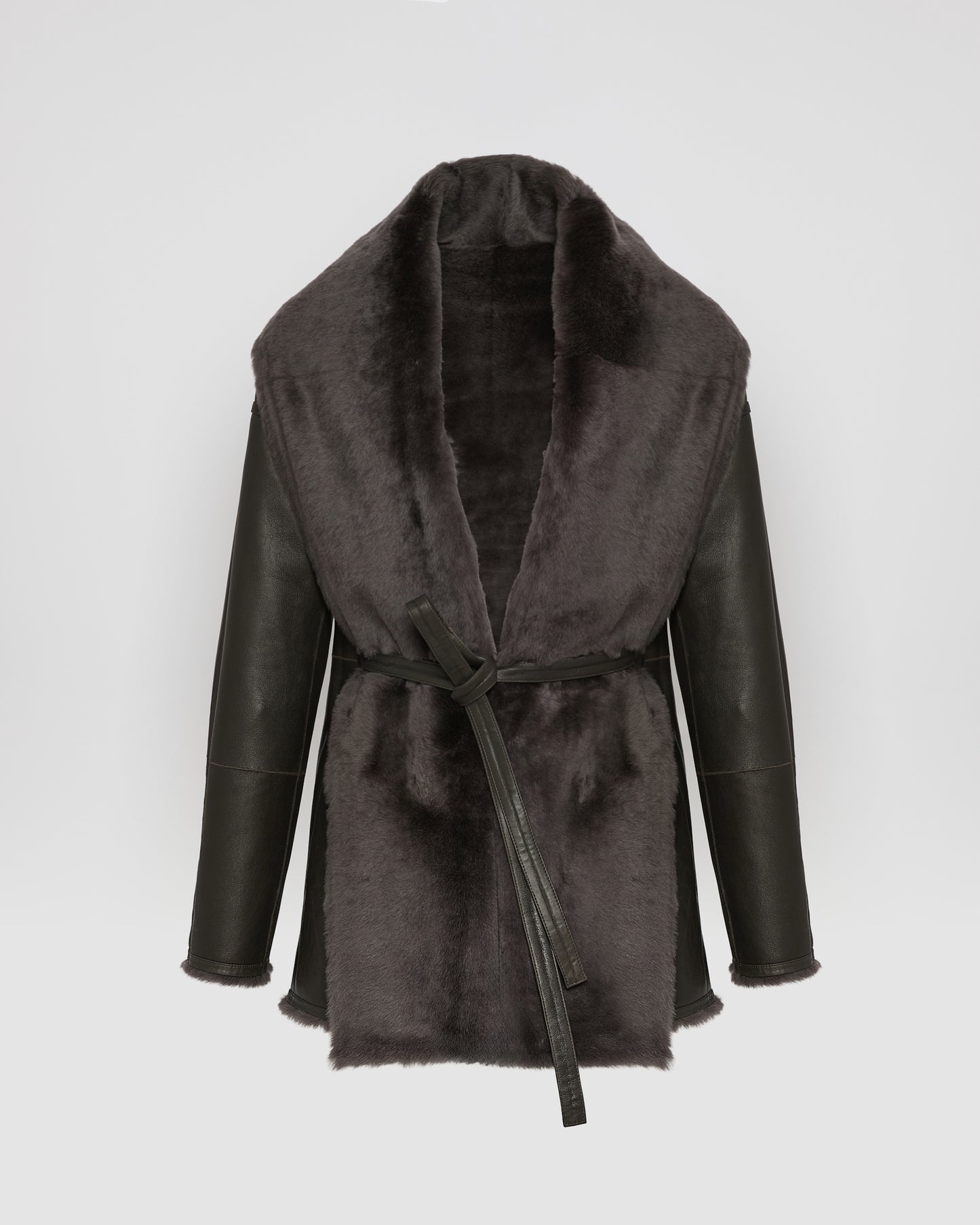 Veste longue drapée en peau lainée d'agneau -Yves Salomon