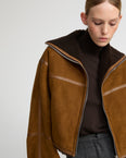 Veste croppée en agneau Mérinos suède
