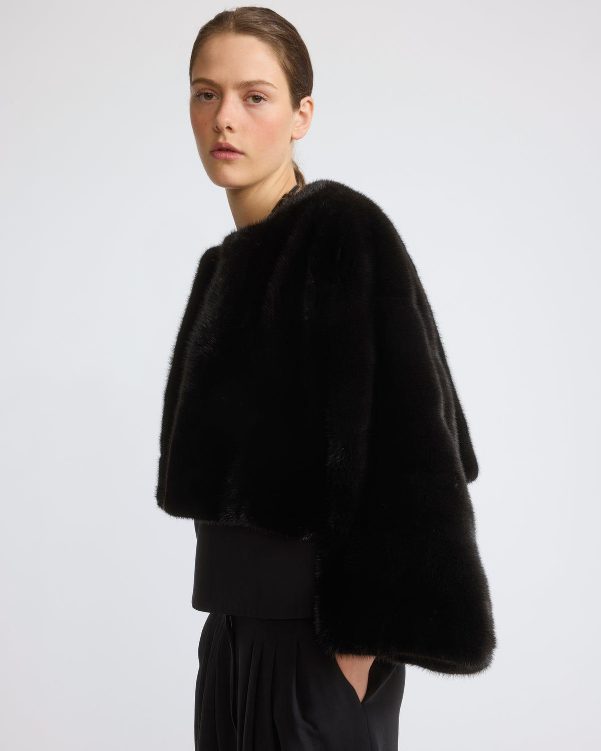 Cape courte en fourrure de vison long poil - Yves Salomon - Nouvelle collection Automne Hiver