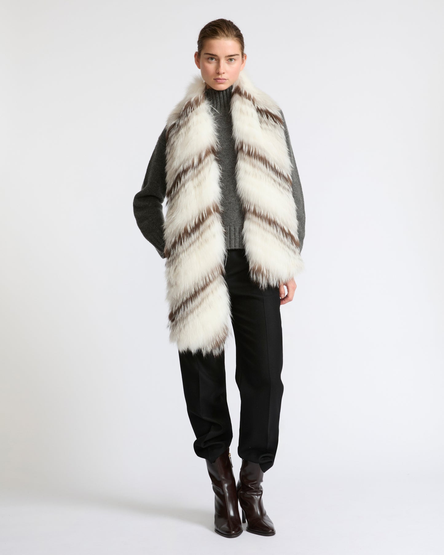 Écharpe en fourrure de renard galonnée- Yves Salomon - Nouvelle collection Automne Hiver
