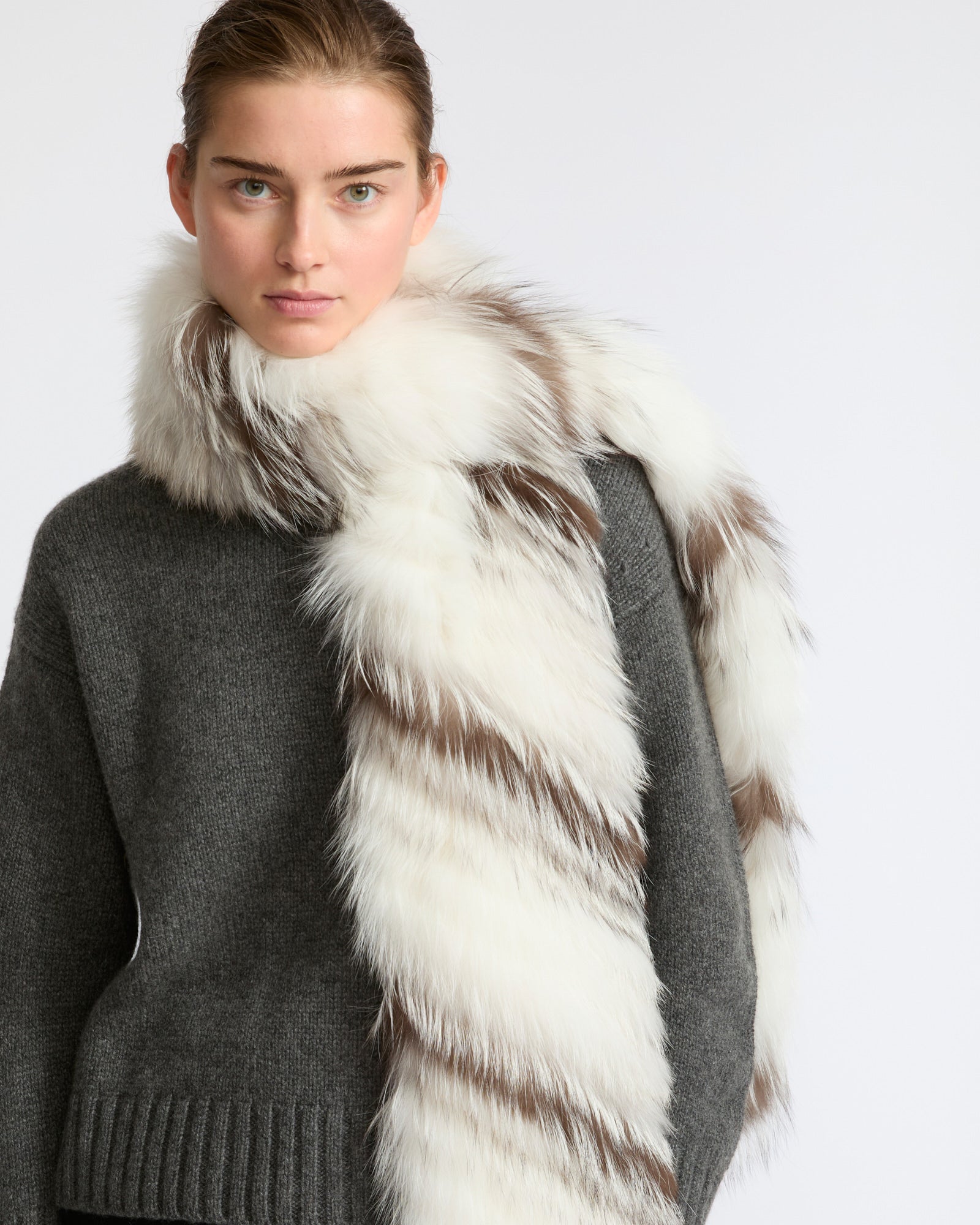 Écharpe en fourrure de renard galonnée- Yves Salomon - Nouvelle collection Automne Hiver