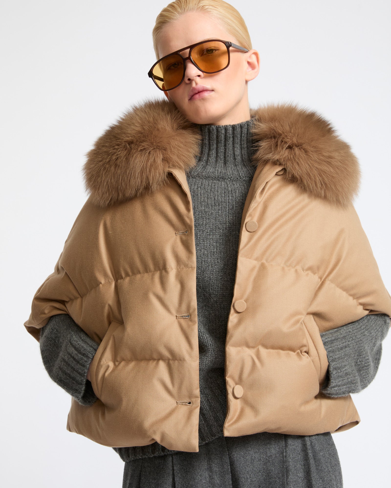 Cape en flanelle avec col amovible en fourrure de renard- Yves Salomon - Nouvelle collection Automne Hiver
