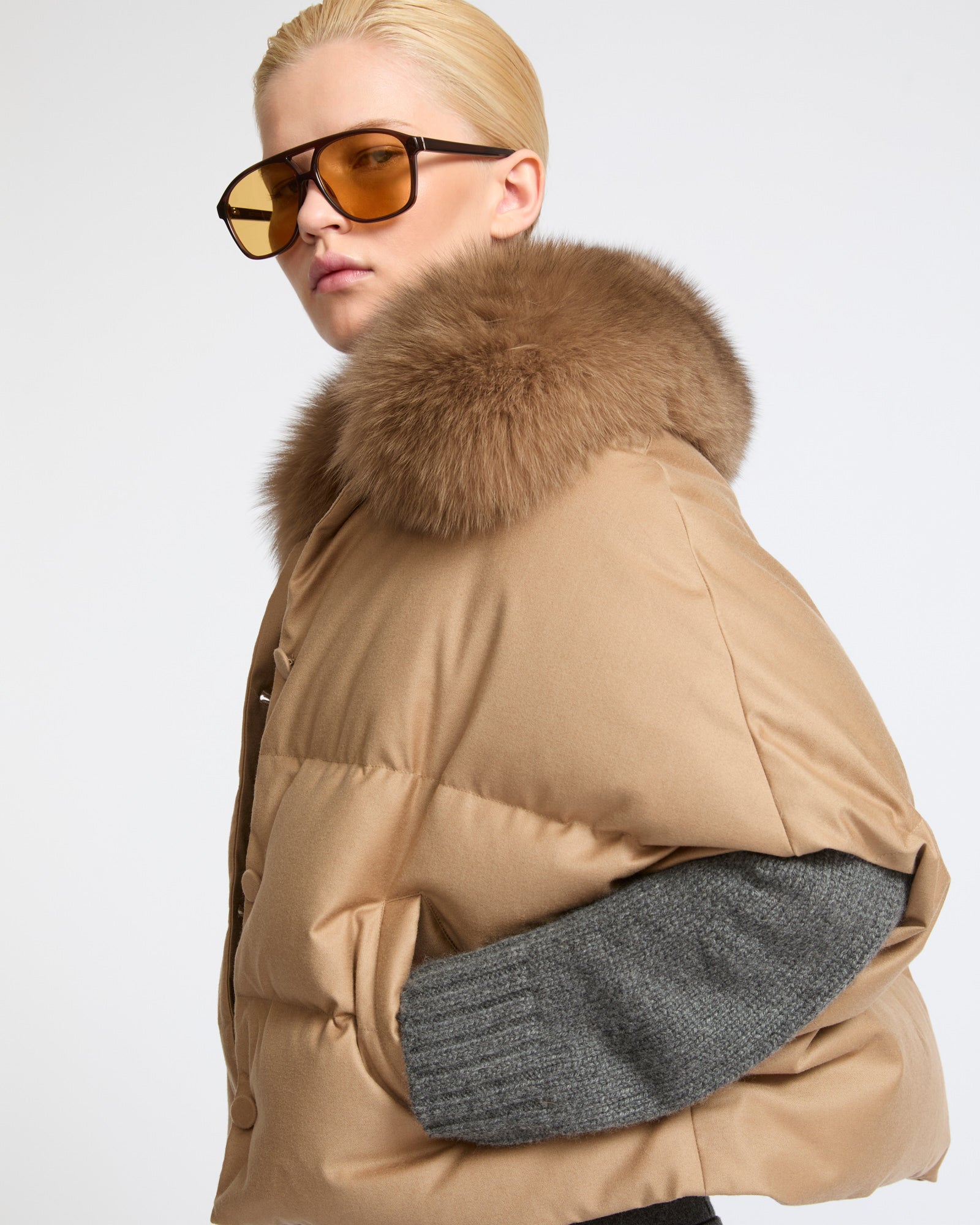 Cape en flanelle avec col amovible en fourrure de renard- Yves Salomon - Nouvelle collection Automne Hiver