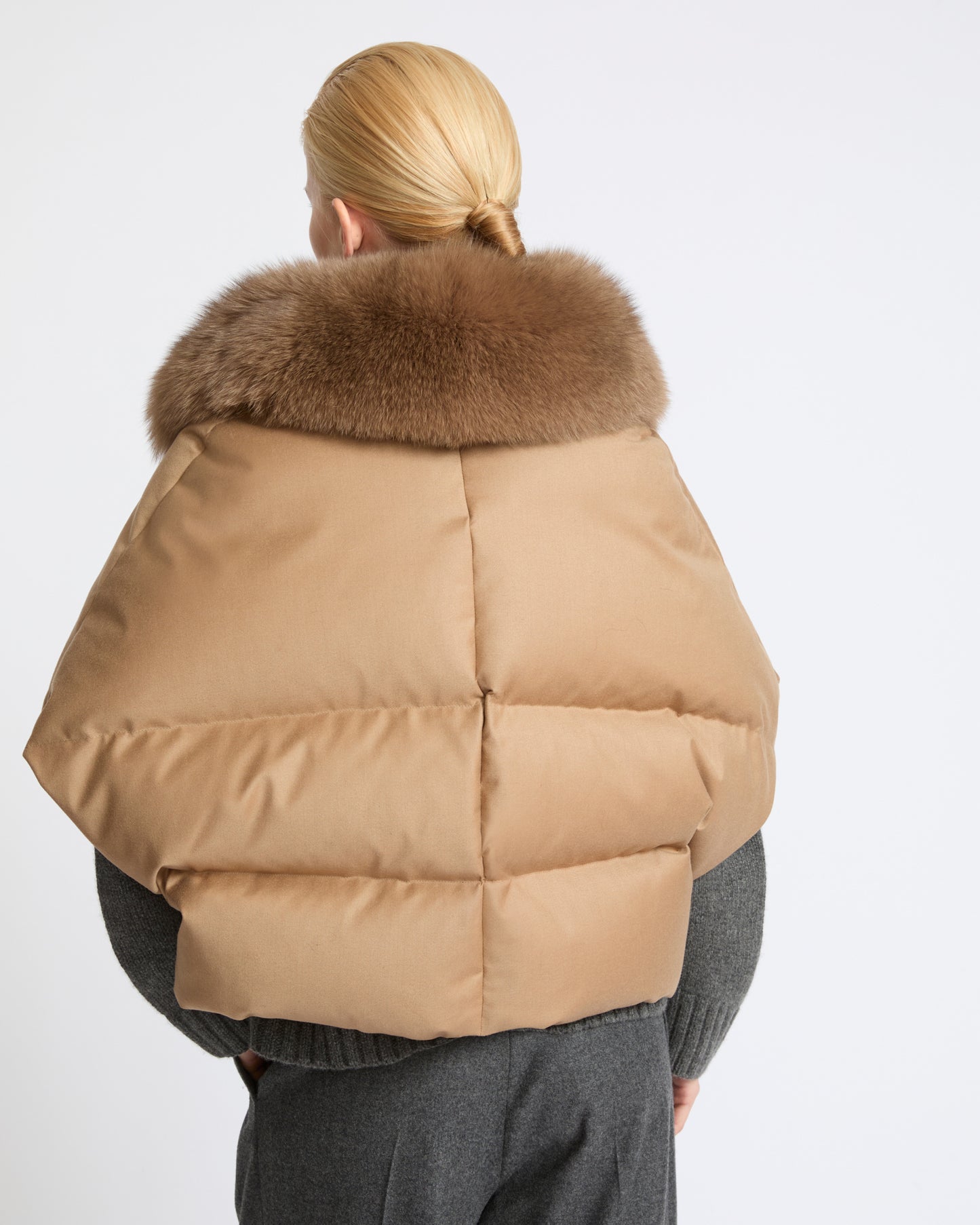 Cape en flanelle avec col amovible en fourrure de renard- Yves Salomon - Nouvelle collection Automne Hiver