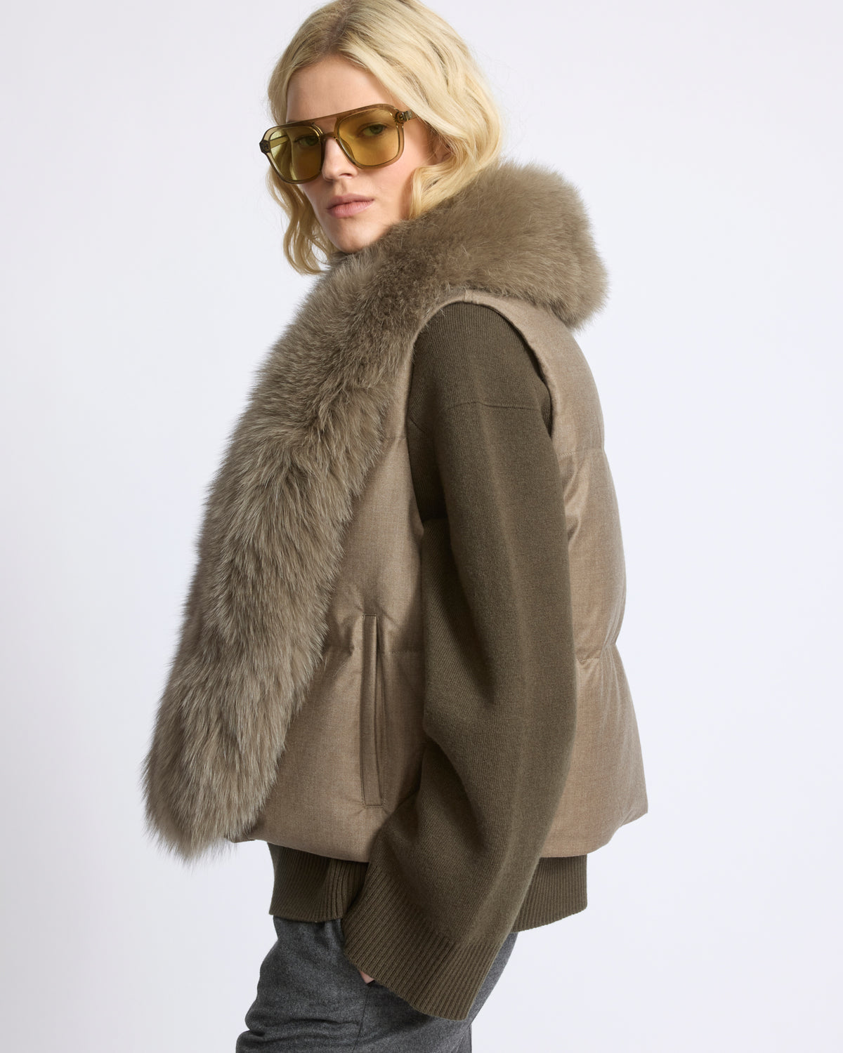 Gilet sans manches en flanelle et col amovible en fourrure de renard - Yves Salomon - Nouvelle collection Automne Hiver