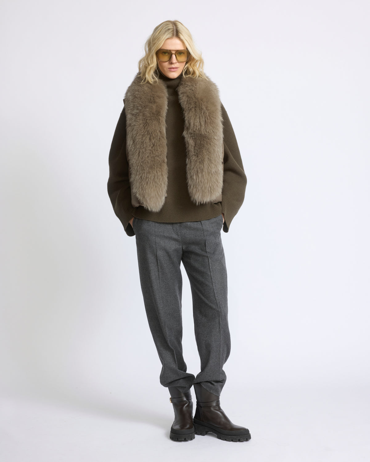 Gilet sans manches en flanelle et col amovible en fourrure de renard - Yves Salomon - Nouvelle collection Automne Hiver