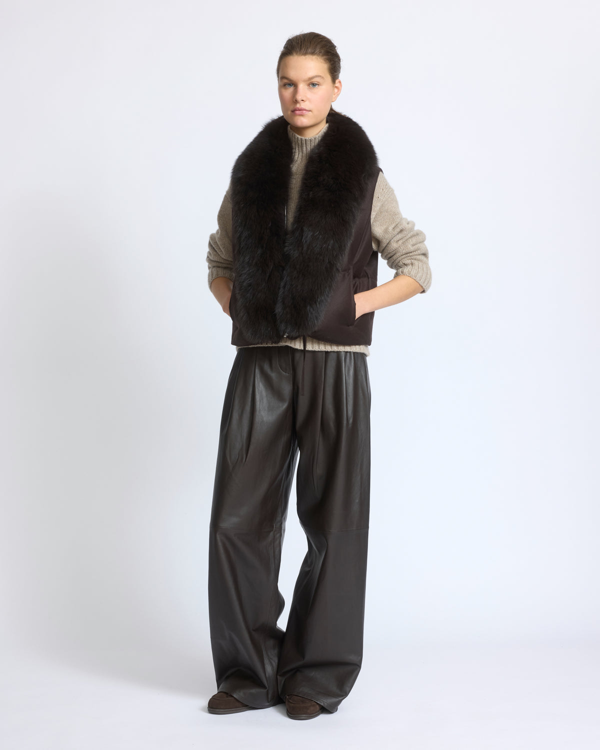 Gilet sans manches en flanelle et col amovible en fourrure de renard - Yves Salomon - Nouvelle collection Automne Hiver
