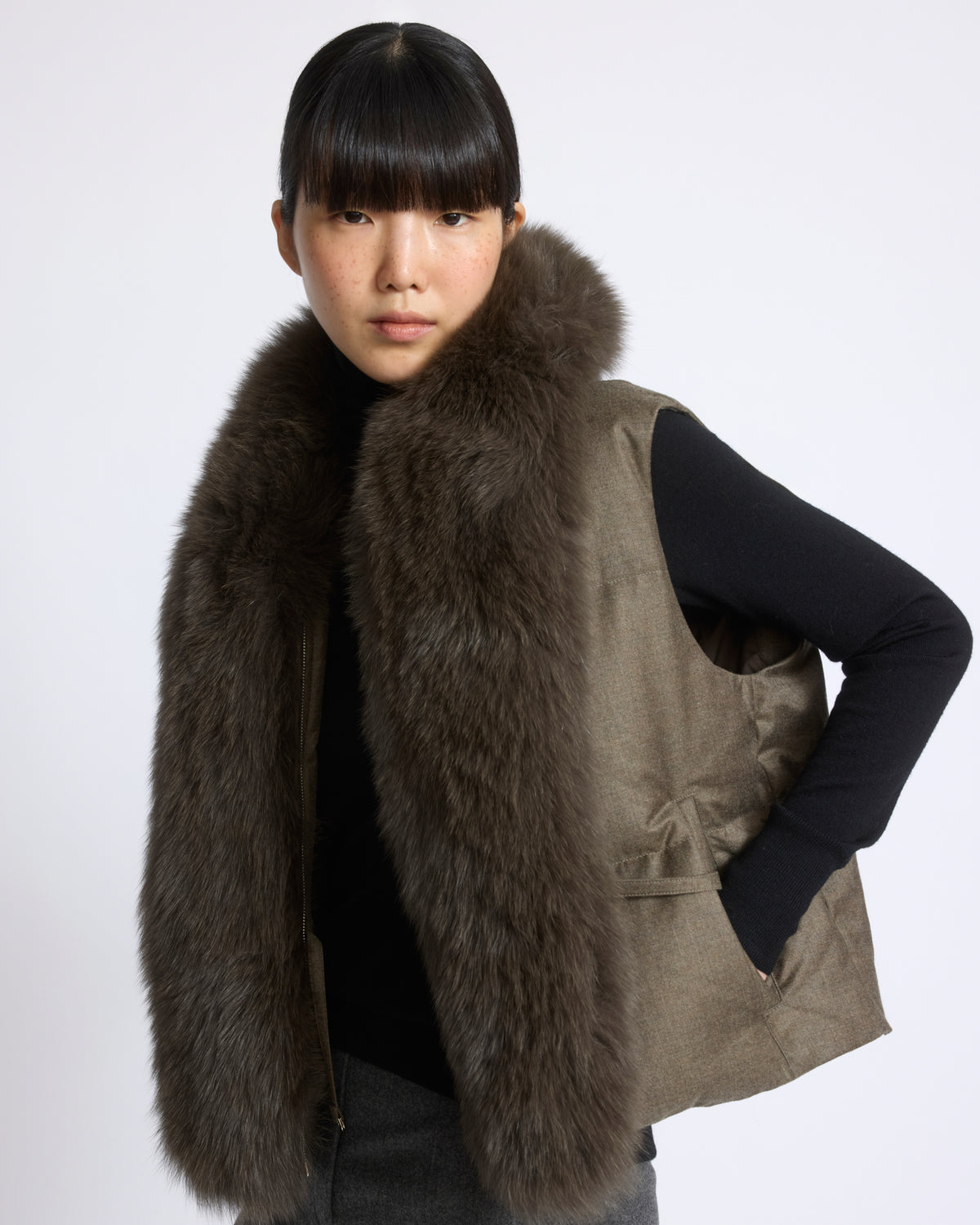 Gilet sans manches en flanelle et col amovible en fourrure de renard - Yves Salomon - Nouvelle collection Automne Hiver