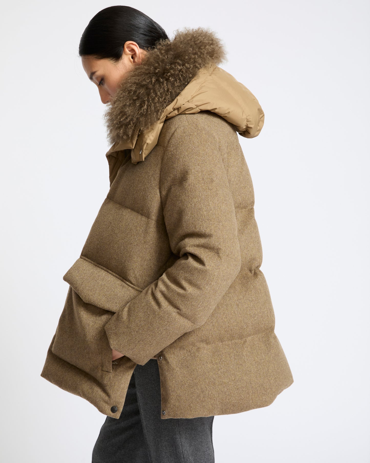 Doudoune à capuche en tissu Loro Piana 100% cachemire membrané avec col en agneau long poil frisé- Yves Salomon - Nouvelle collection Automne Hiver