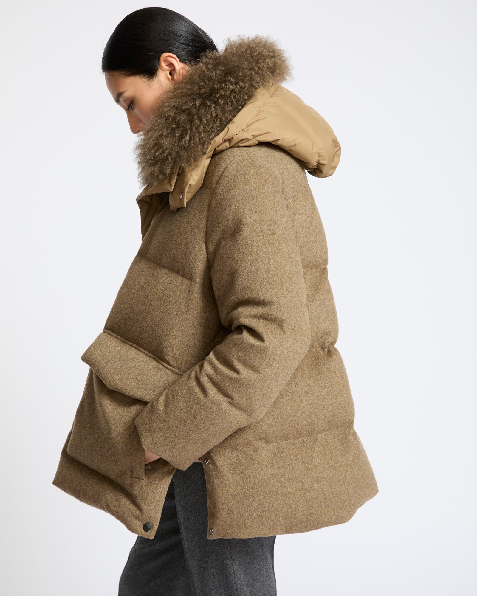 Doudoune à capuche en tissu Loro Piana 100% cachemire membrané avec col en agneau long poil frisé- Yves Salomon - Nouvelle collection Automne Hiver