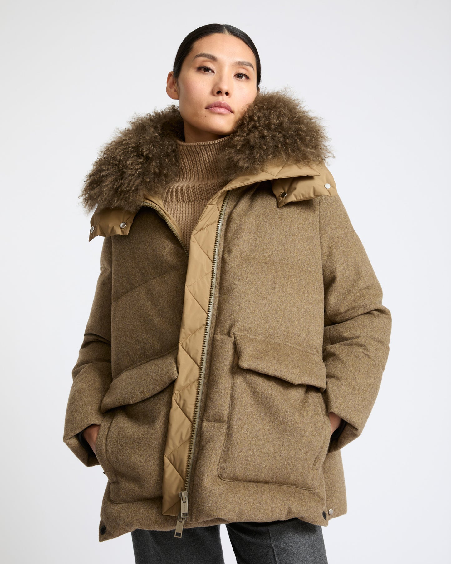 Doudoune à capuche en tissu Loro Piana 100% cachemire membrané avec col en agneau long poil frisé- Yves Salomon - Nouvelle collection Automne Hiver